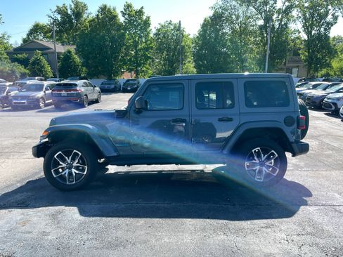 Used 2024 Jeep Wrangler Unlimited w/ Convenience Group AWD/4WD image 4