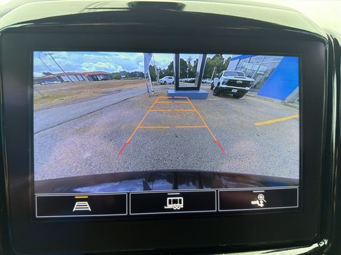 Used 2023 Chevrolet Traverse LT FWD image 28