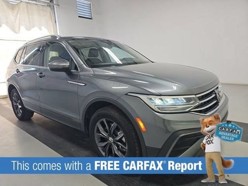Used 2023 Volkswagen Tiguan SE w/ Panoramic Sunroof Package FWD image 2