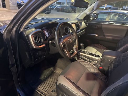 Used 2022 Toyota Tacoma SR5 w/ Technology Package image 7