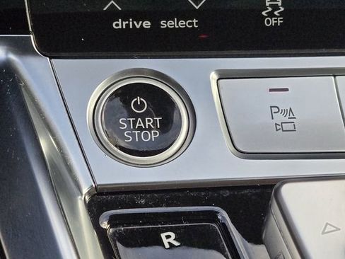 Used 2022 Audi e-tron Premium Plus w/ Premium Plus Package AWD/4WD image 26