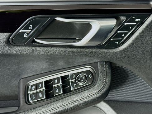 Used 2023 Porsche Macan image 22