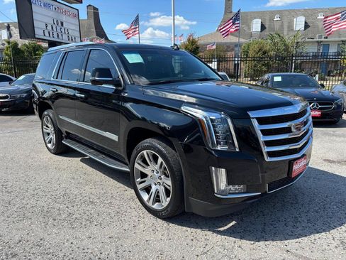 Used 2019 Cadillac Escalade Luxury RWD image 4