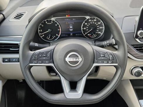 Used 2025 Nissan Altima 2.5 SV FWD image 14