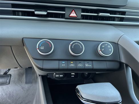 New 2025 Hyundai Elantra SE image 23