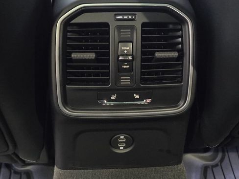Certified 2026 Porsche Macan AWD/4WD image 19