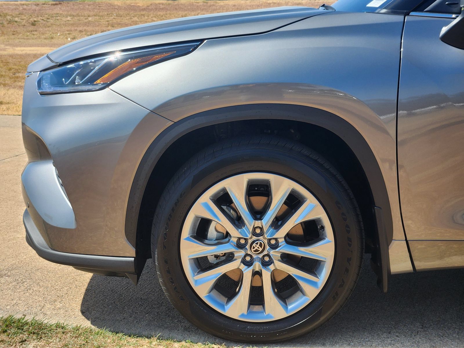 New 2026 Toyota Highlander Limited AWD/4WD image 10