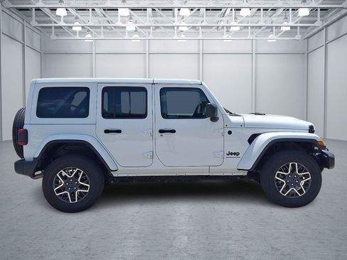 Used 2025 Jeep Wrangler Unlimited Sahara AWD/4WD image 6