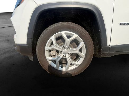 Used 2024 Jeep Compass Latitude AWD/4WD image 12