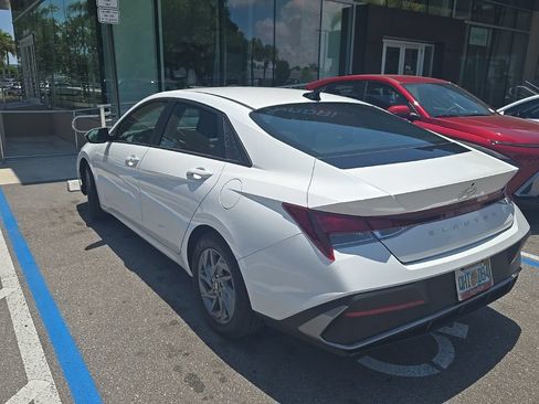 Used 2024 Hyundai Elantra SEL FWD image 4