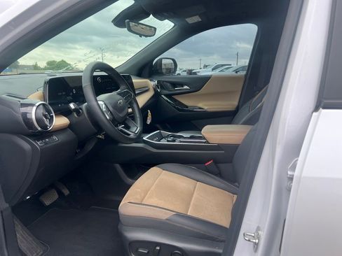 Used 2025 Chevrolet Equinox ACTIV w/ Safety and Technology Package FWD image 9