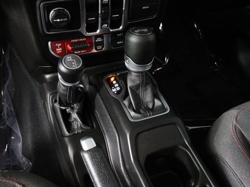 Used 2025 Jeep Wrangler Unlimited Rubicon w/ Convenience Group AWD/4WD image 15