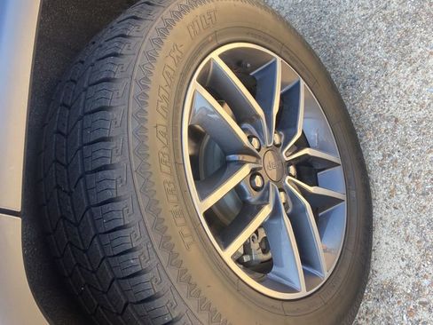 Used 2019 Jeep Grand Cherokee Laredo w/ Security & Convenience Group image 22