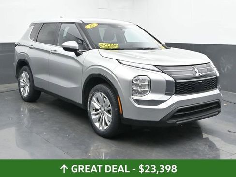 Used 2025 Mitsubishi Outlander ES image 2