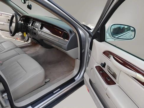 Used 2007 Lincoln Town Car Signature RWD image 9