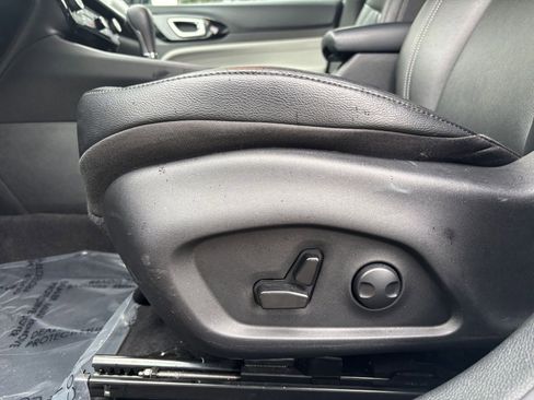 Used 2025 Jeep Compass Limited image 28