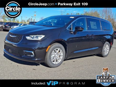 New 2026 Chrysler Pacifica Select image 1