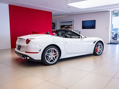 Used 2016 Ferrari California T image 6