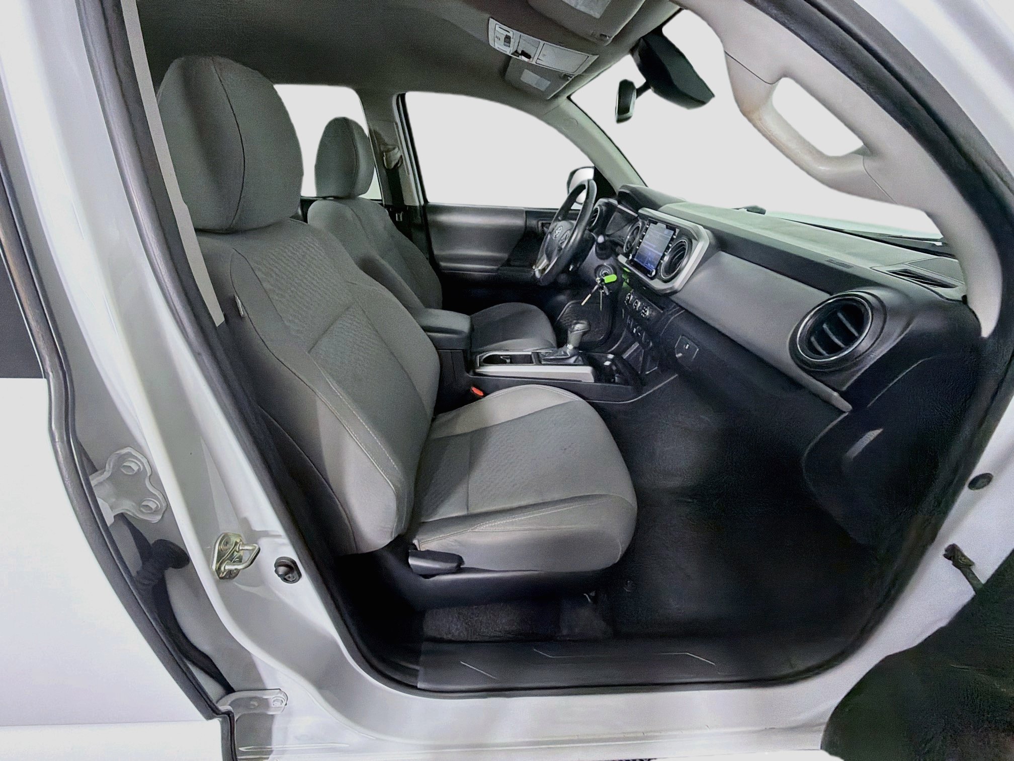 Used 2020 Toyota Tacoma SR5 RWD image 30