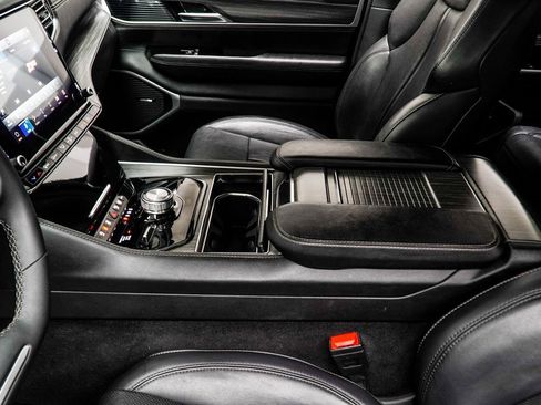 Used 2024 Jeep Wagoneer L Series II w/ Flexible Seating Group image 18