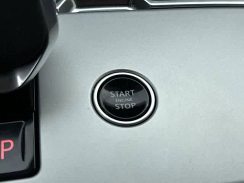 Used 2025 Land Rover Range Rover SE image 11