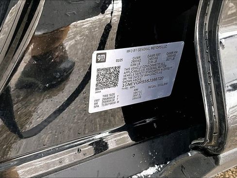 Used 2025 Chevrolet Traverse LT image 21