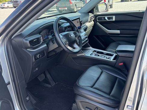 Used 2023 Ford Explorer XLT w/ Equipment Group 202A AWD/4WD image 11