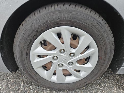 Used 2017 Hyundai Elantra SE FWD image 25