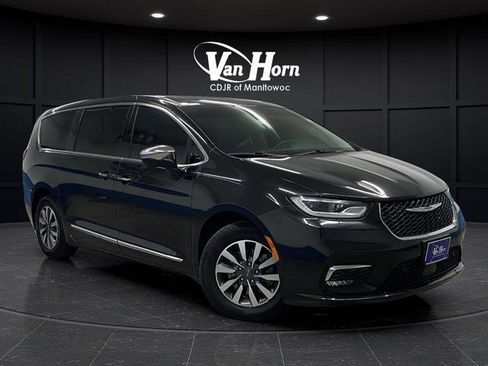 Used 2022 Chrysler Pacifica Limited FWD image 1