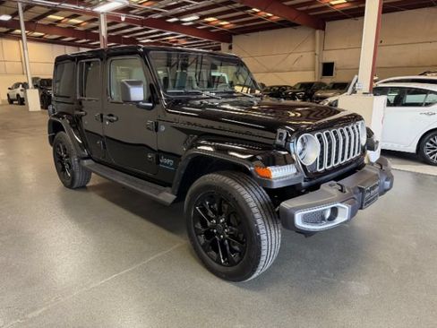 Used 2025 Jeep Wrangler Unlimited Sahara AWD/4WD image 6