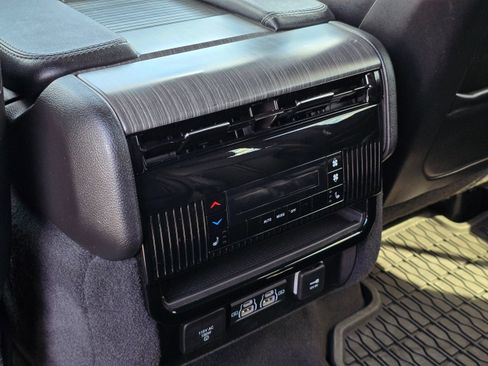 Used 2024 Jeep Wagoneer Series II w/ Flexible Seating Group RWD image 24