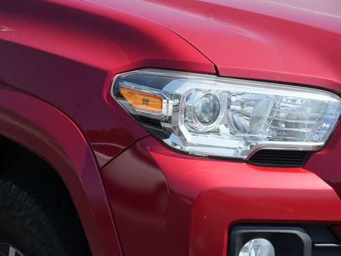 Used 2022 Toyota Tacoma SR5 w/ Technology Package RWD image 2