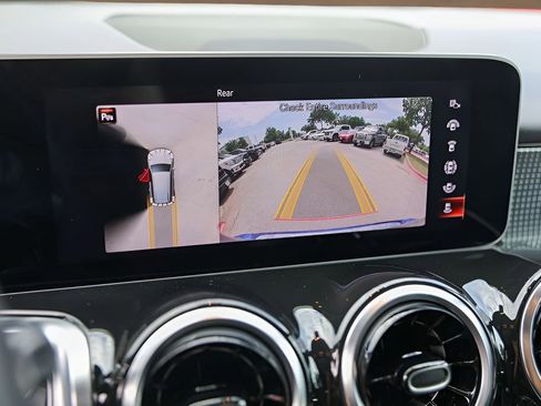 Used 2021 Mercedes-Benz GLB 250 4MATIC image 17
