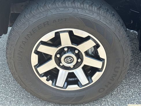 Used 2018 Toyota 4Runner SR5 Premium RWD image 11