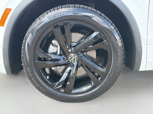 Used 2023 Volkswagen Tiguan SE R-Line image 42