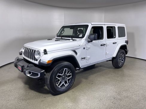 Used 2025 Jeep Wrangler Sahara image 7