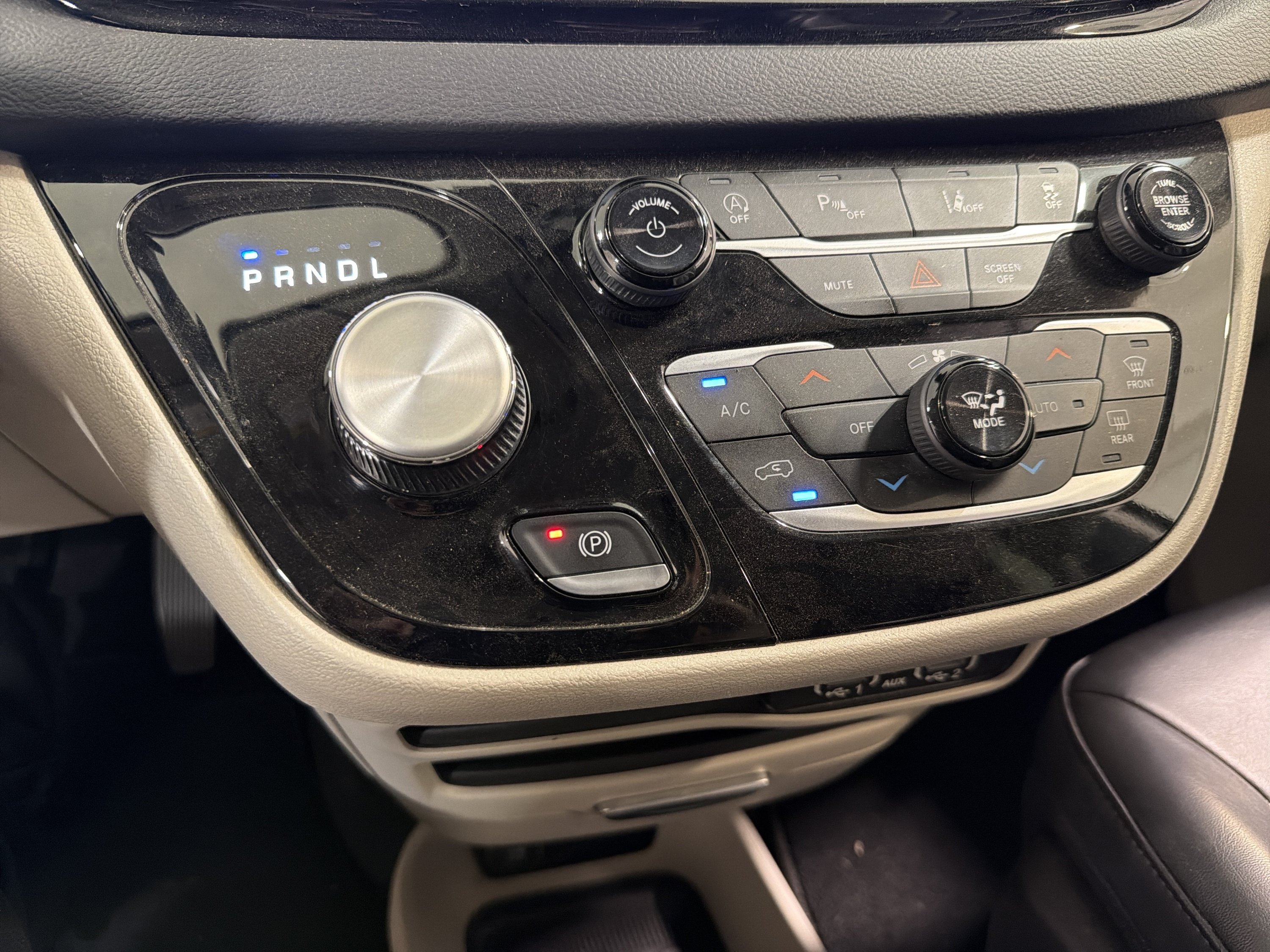 Used 2023 Chrysler Pacifica Touring-L FWD image 19