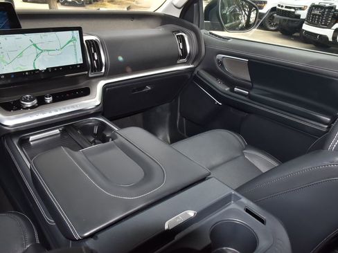 Certified 2025 Ford Expedition Platinum AWD/4WD image 18