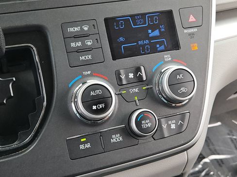 Used 2020 Toyota Sienna L FWD image 19