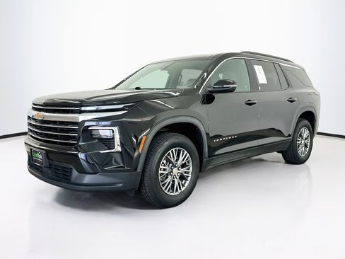 Used 2025 Chevrolet Traverse LT AWD/4WD image 3