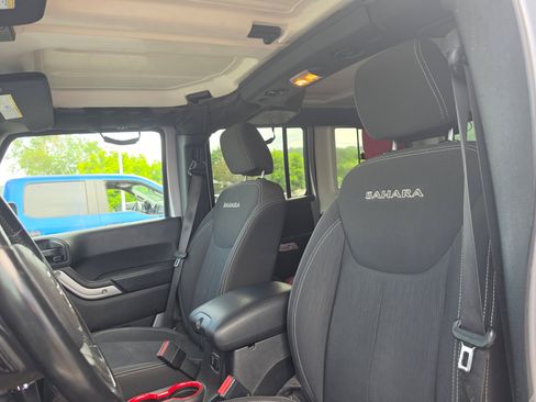 Used 2018 Jeep Wrangler Unlimited Sahara AWD/4WD image 13