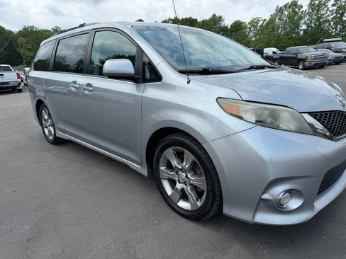 Used 2012 Toyota Sienna SE FWD image 12