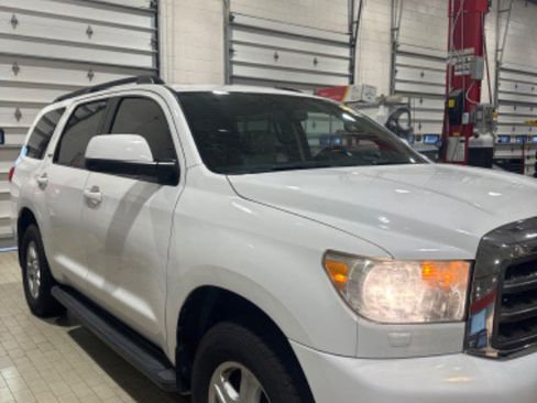 Used 2017 Toyota Sequoia SR5 w/ Premium Package image 39