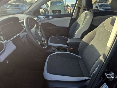 Used 2025 Volkswagen Taos SE image 10