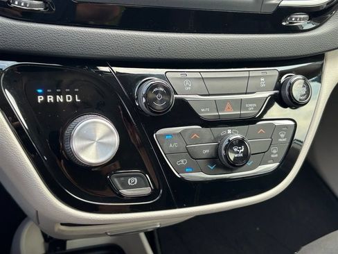 Used 2022 Chrysler Voyager LX FWD image 22