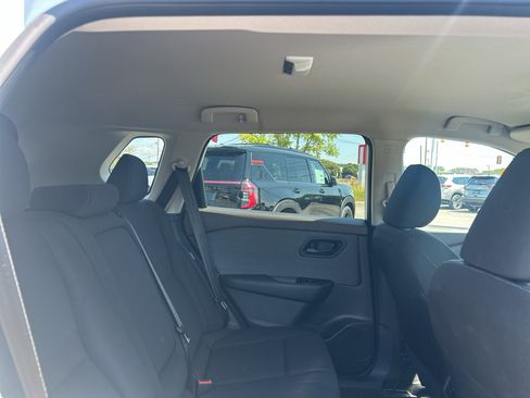 Used 2023 Nissan Rogue S FWD image 11