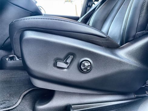 Used 2026 Chrysler Pacifica Select image 14