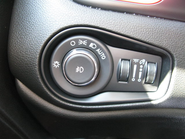 Used 2023 Jeep Renegade Trailhawk AWD/4WD image 16
