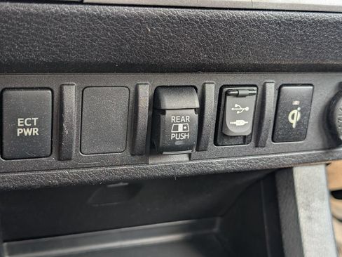 Used 2019 Toyota Tacoma TRD Sport AWD/4WD image 16
