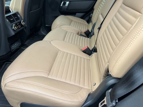 Used 2025 Land Rover Discovery Metropolitan Edition image 33